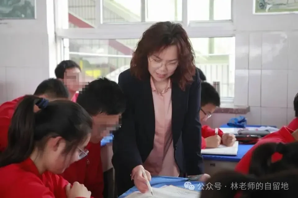 教育随笔中的林老师，正在学生身旁辅导学习