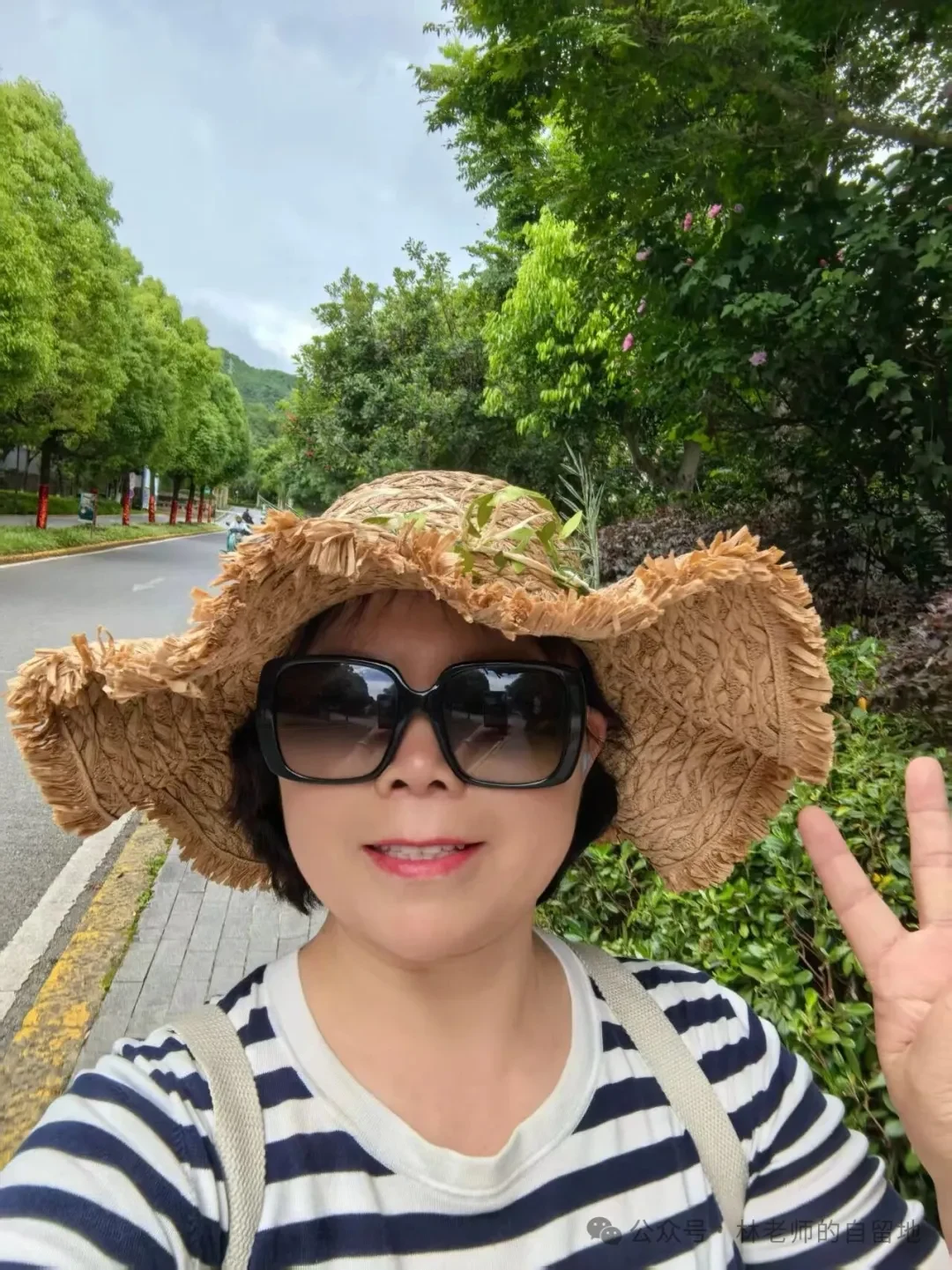 戴草帽、微笑着在苍山留影的林老师